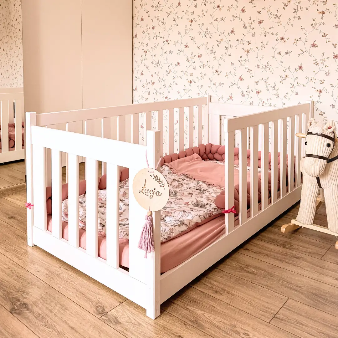 Dívčí pokoj s postýlkou typu Montessori CONCEPT s vysokými zábranami, květinová tapeta a růžové povlečení